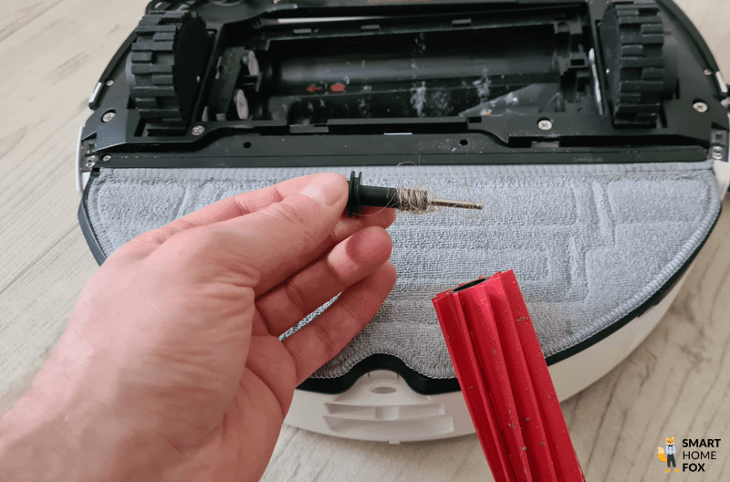 Die anhaftenden Haare an den Gummibürsten des Roborock S8 Plus werden beseitigt.